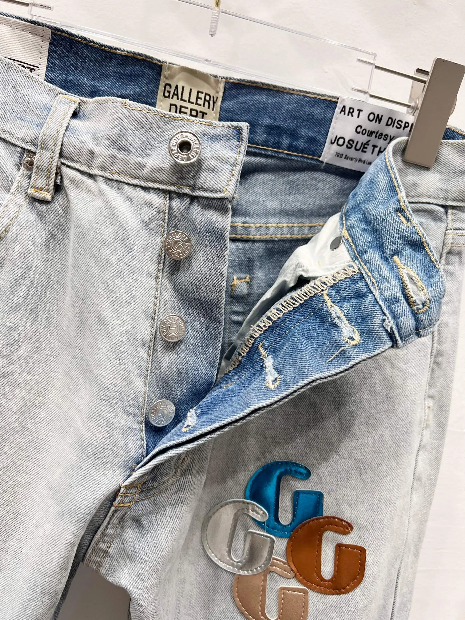 P240 Style number: (r084) GALLERY DEPT.25ss new style. Denim spliced ​​with all-over printed leather ripped bell-bottoms, washed and distressed jeans. Gallery Dept. was born in the soil of Los Angeles street culture. With the core concept of "art is daily life", it deeply integrates traditional denim craftsmanship with modern graffiti art. The brand transforms old denim, Vintage T-shirts and other items by hand, giving them personalized elements such as wear, splashing, splicing, etc. Each piece is hand-finished by craftsmen and has both artistic collection value and practical function. In 2021, the joint capsule series with French veteran Lanvin and the cooperation with Chrome Hearts have attracted the attention of the fashion industry, confirming its transformation from an independent studio to an international trend symbol. Gallery Dept. targets the global fashion pioneer group aged 18-35 and positions itself as a "high street art trendy brand". Its core competitiveness lies in: • Cultural symbol output: Through endorsements from stars such as Virgil Abloh, Jennie, and Justin Bieber, it strengthens the brand's benchmark status in the hip-hop and fashion circles. Size: 28-36 Color: Blue